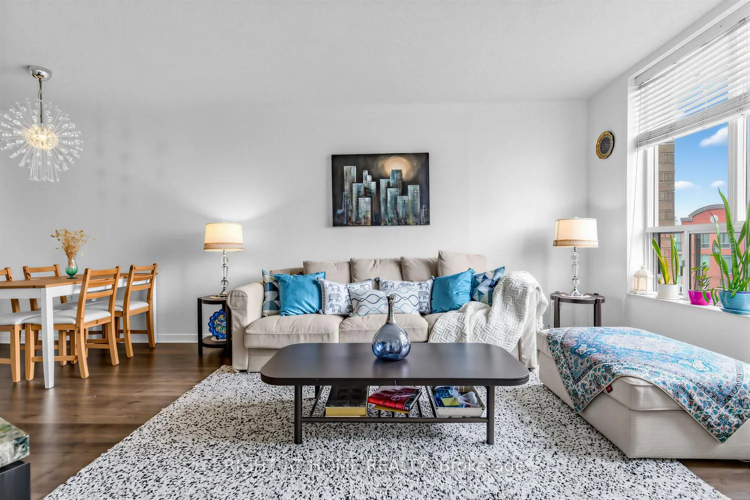 Photo 5 of Unit 804, 284 Bloor Street W, Toronto, The Annex — HOMEH