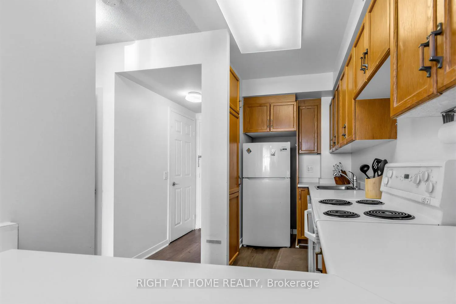 Photo 10 of Unit 804, 284 Bloor Street W, Toronto, The Annex — HOMEH