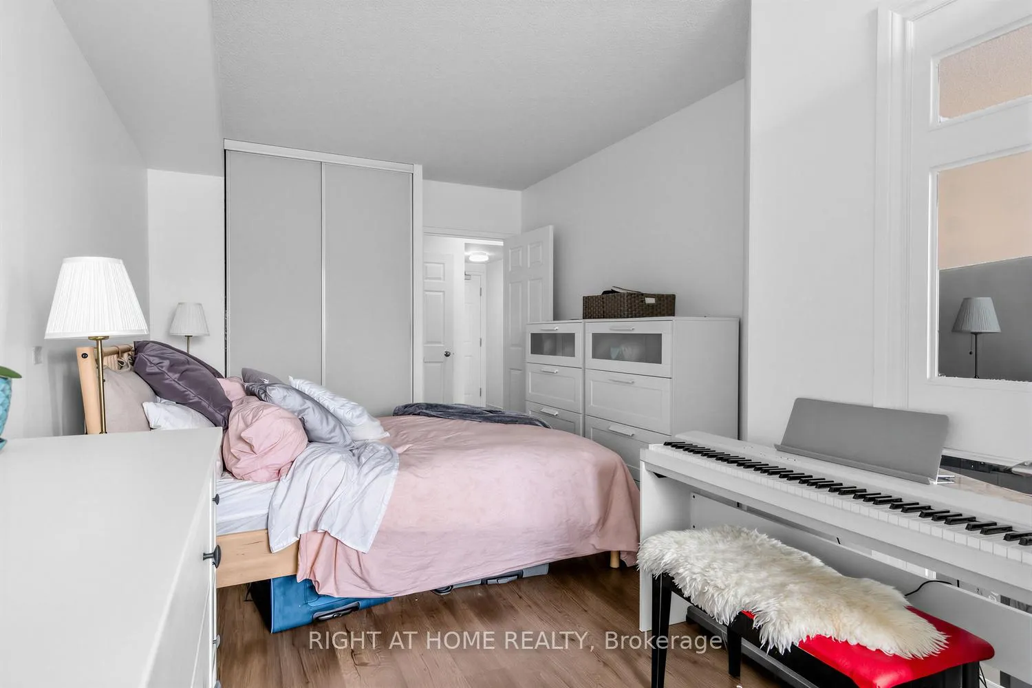 Photo 13 of Unit 804, 284 Bloor Street W, Toronto, The Annex — HOMEH