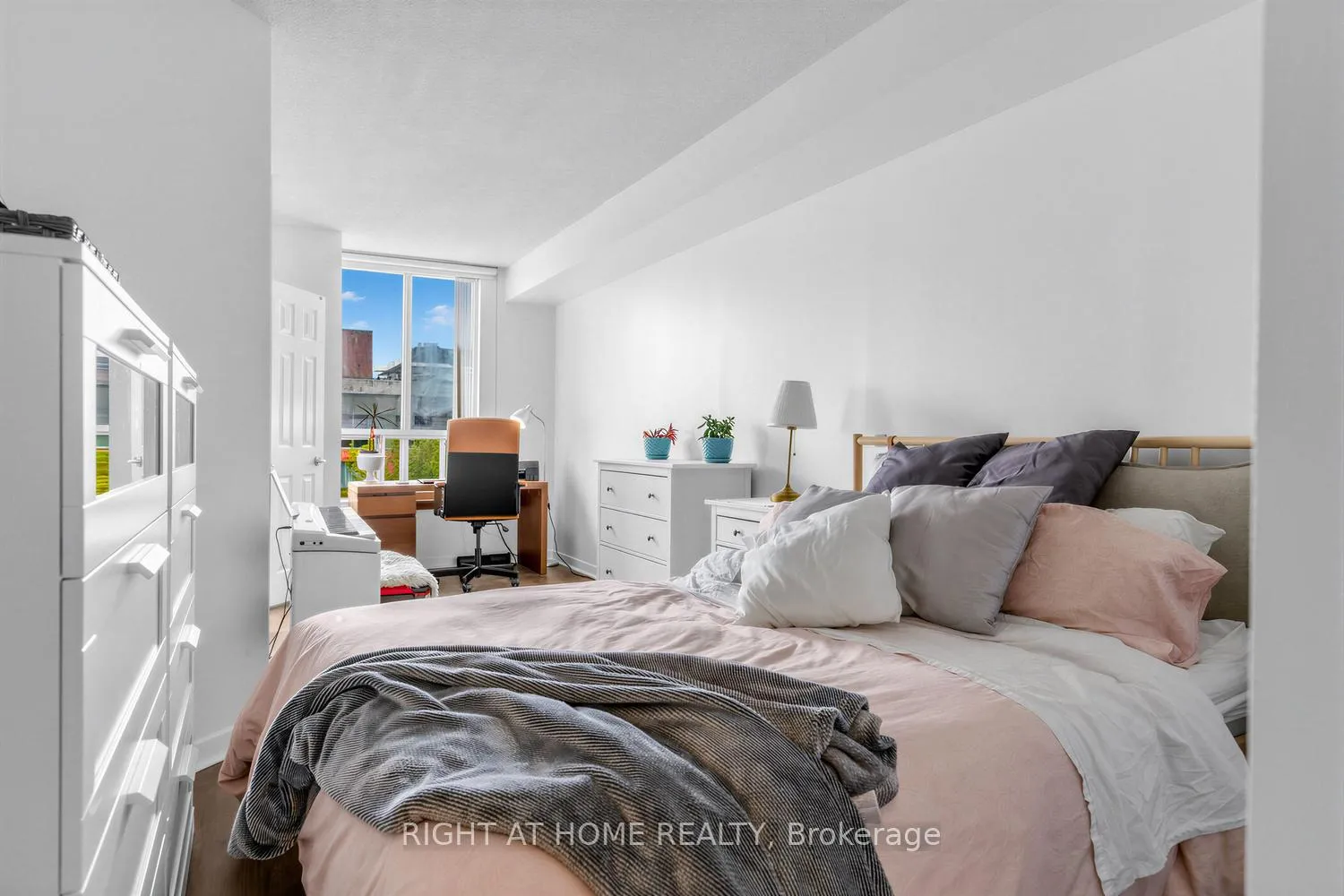Photo 14 of Unit 804, 284 Bloor Street W, Toronto, The Annex — HOMEH