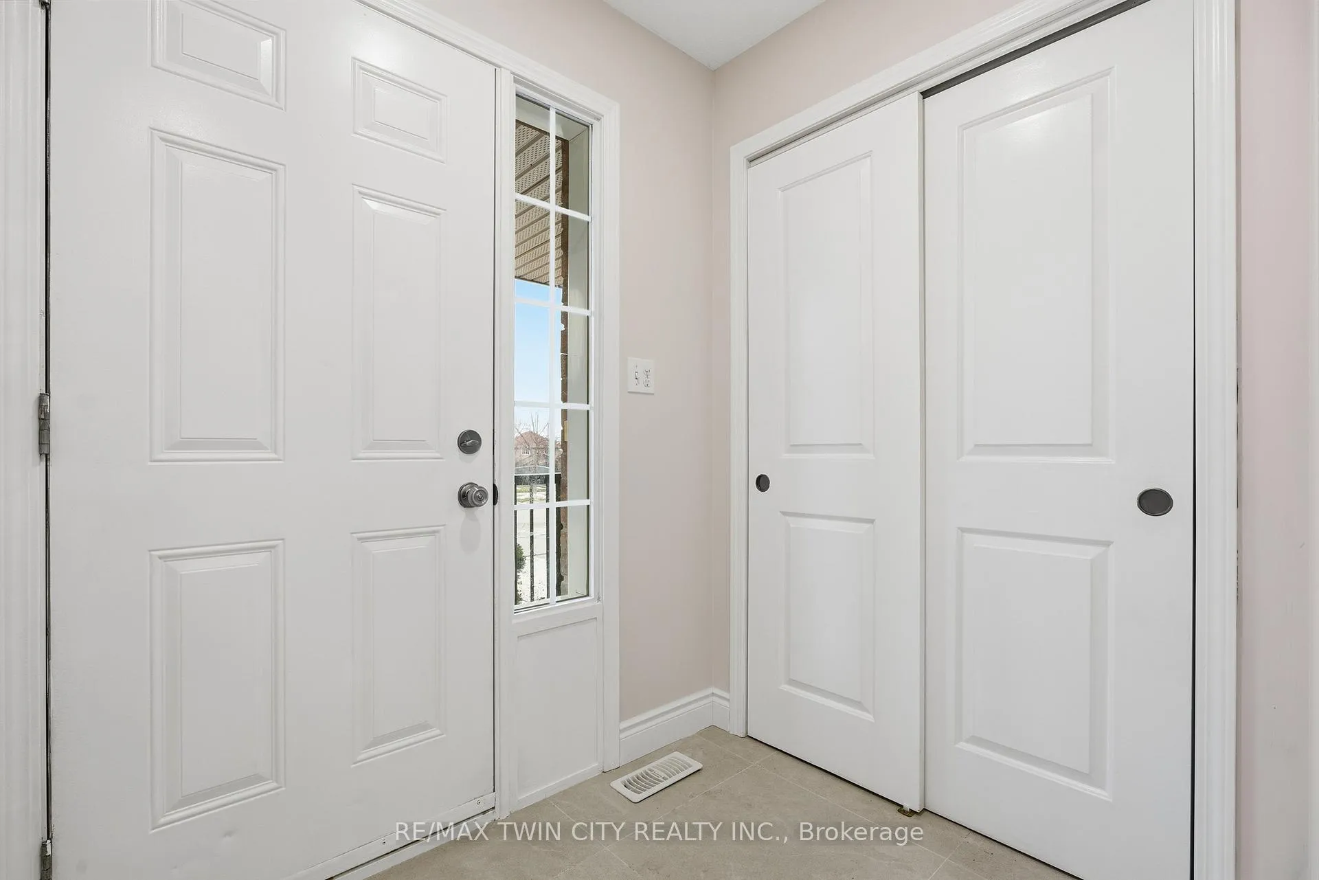 Photo 4 of 930 Zeller Crescent, Kitchener — HOMEH
