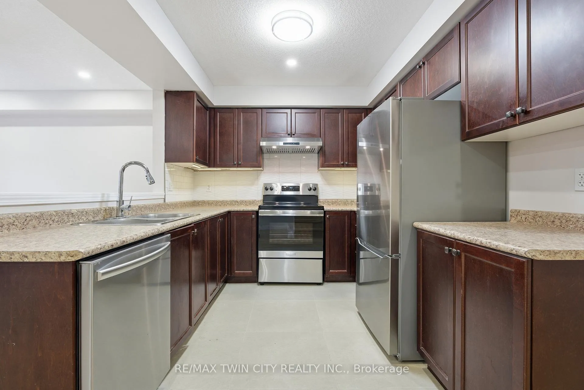 Photo 7 of 930 Zeller Crescent, Kitchener — HOMEH