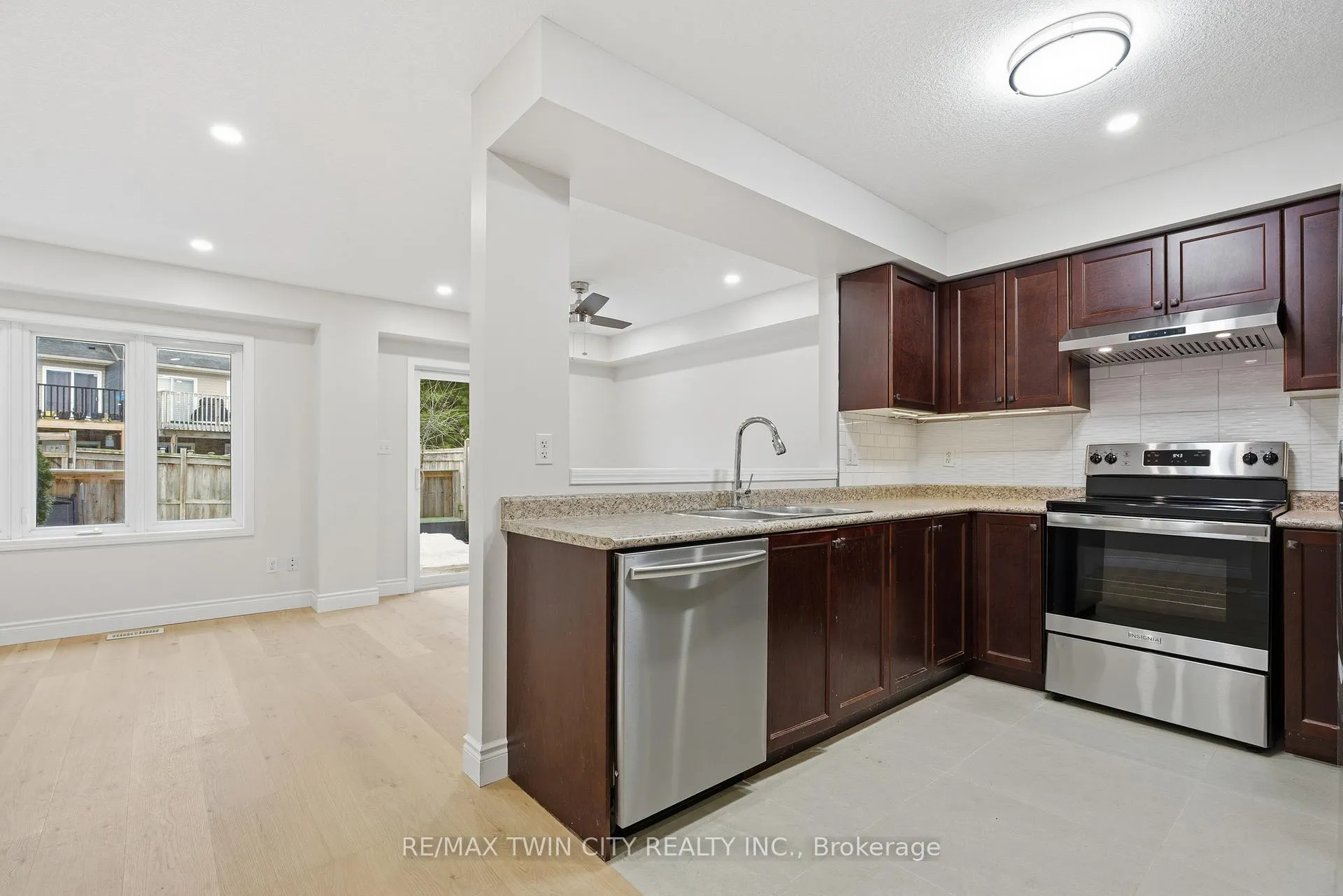Photo 8 of 930 Zeller Crescent, Kitchener — HOMEH