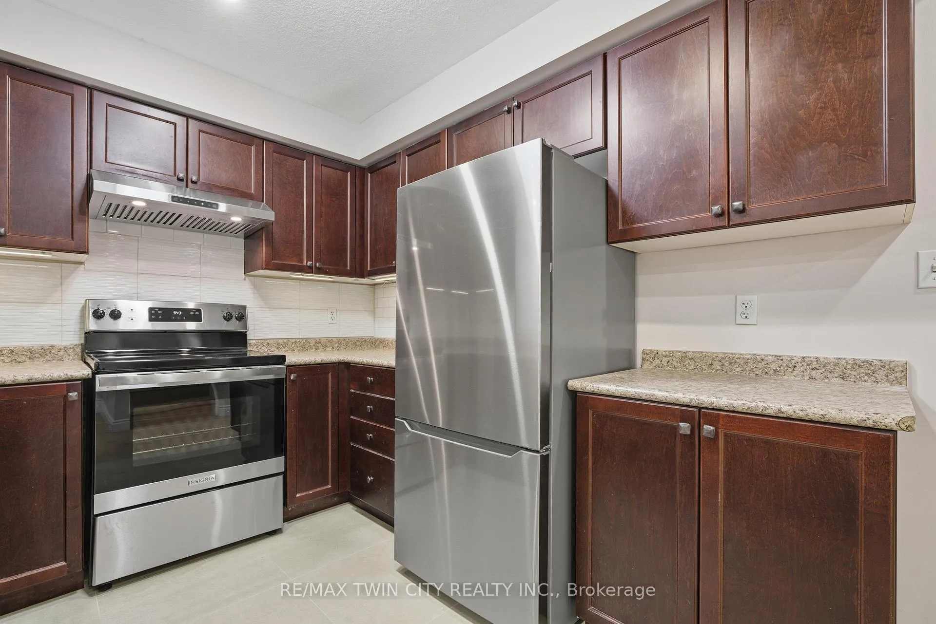 Photo 9 of 930 Zeller Crescent, Kitchener — HOMEH