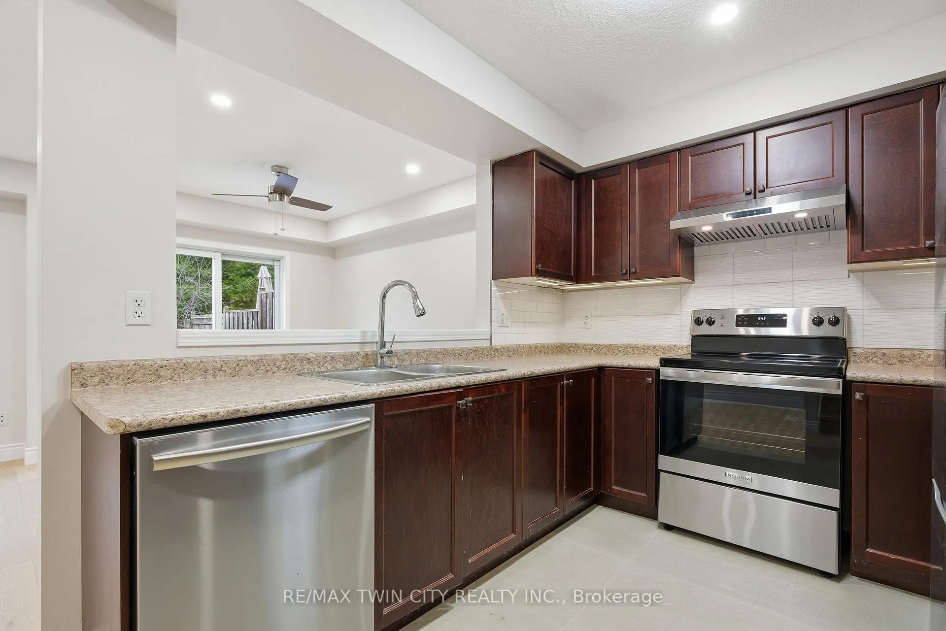 Photo 10 of 930 Zeller Crescent, Kitchener — HOMEH