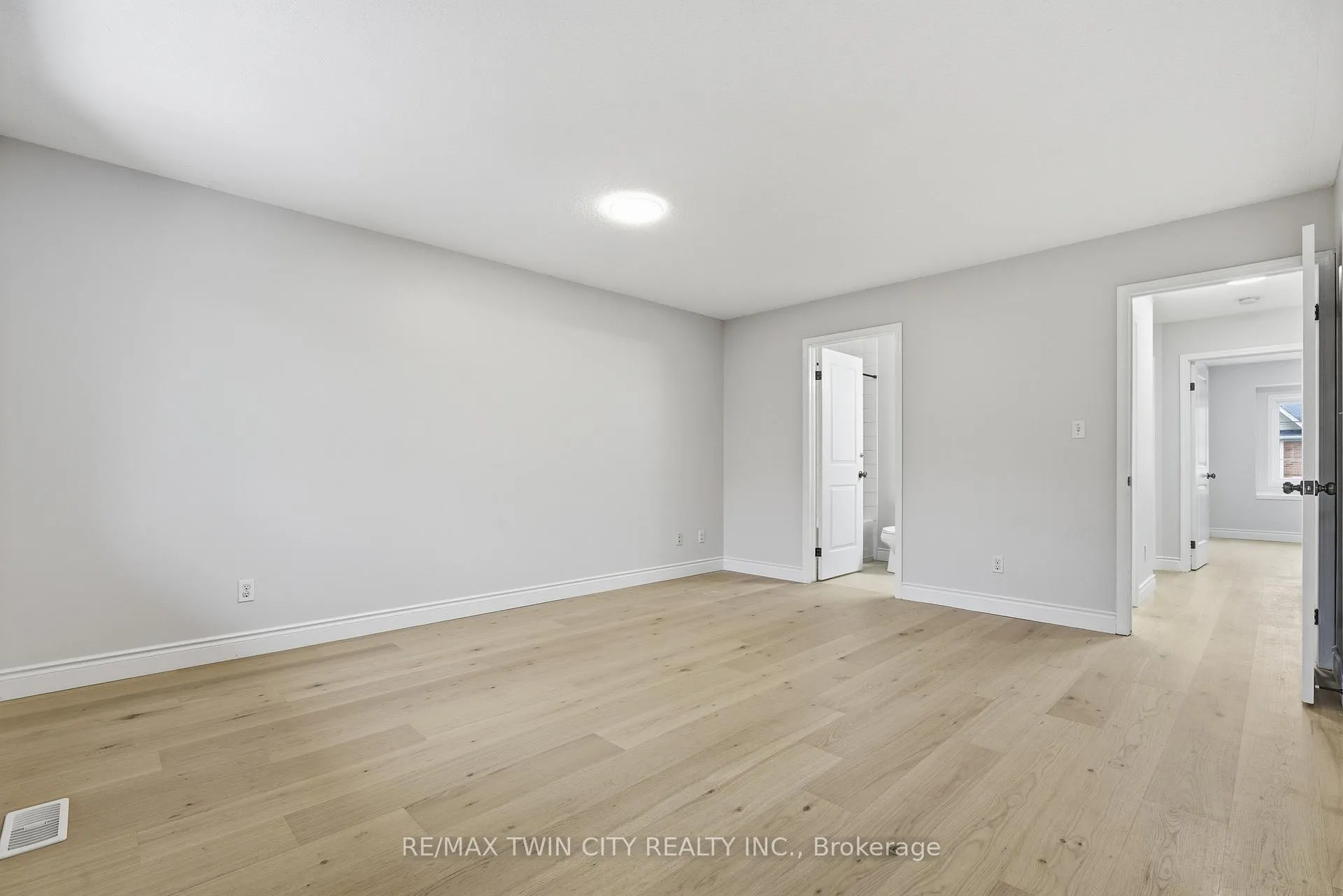 Photo 21 of 930 Zeller Crescent, Kitchener — HOMEH