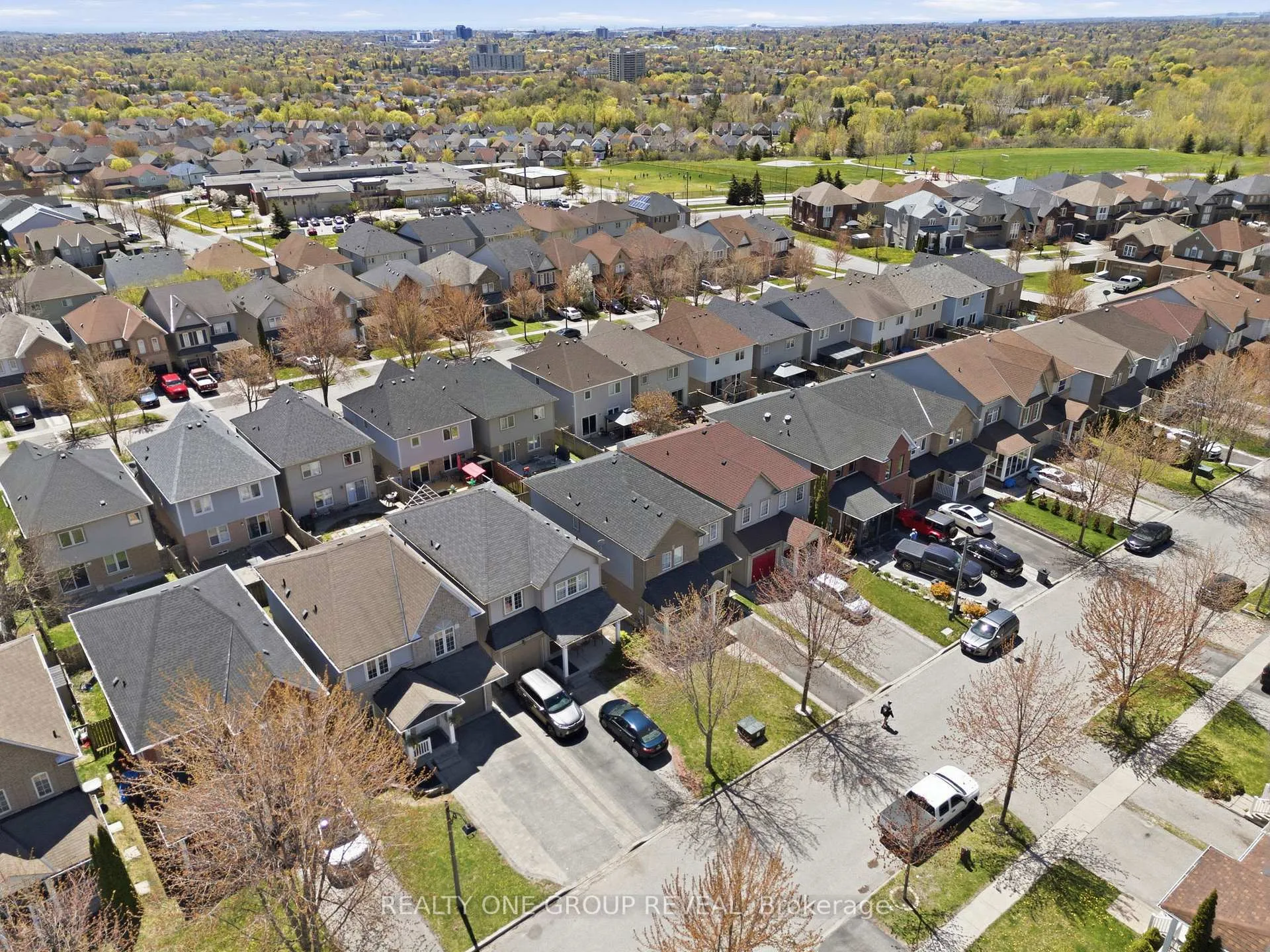 Photo 4 of 910 Taggart Crescent, Oshawa, Pinecrest — HOMEH