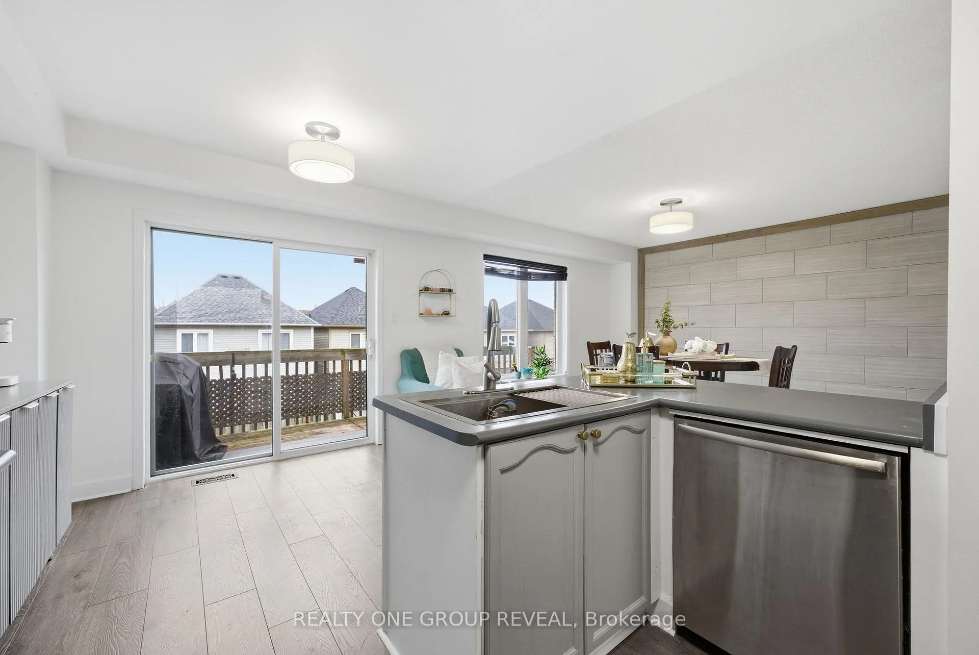 Photo 15 of 910 Taggart Crescent, Oshawa, Pinecrest — HOMEH