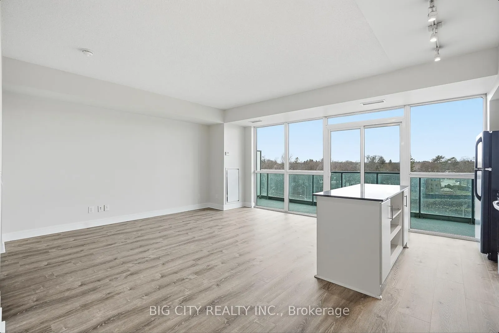 Photo 8 of Unit 403, 35 Brian Peck Crescent, Toronto, Leaside — HOMEH