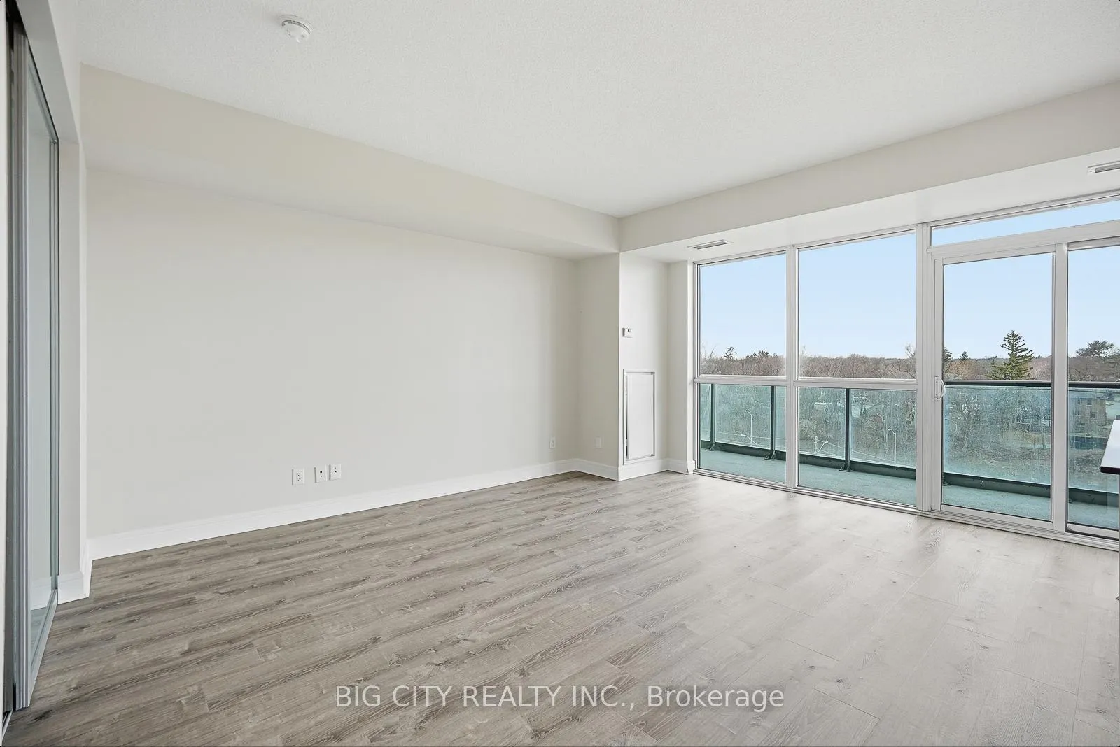 Photo 9 of Unit 403, 35 Brian Peck Crescent, Toronto, Leaside — HOMEH