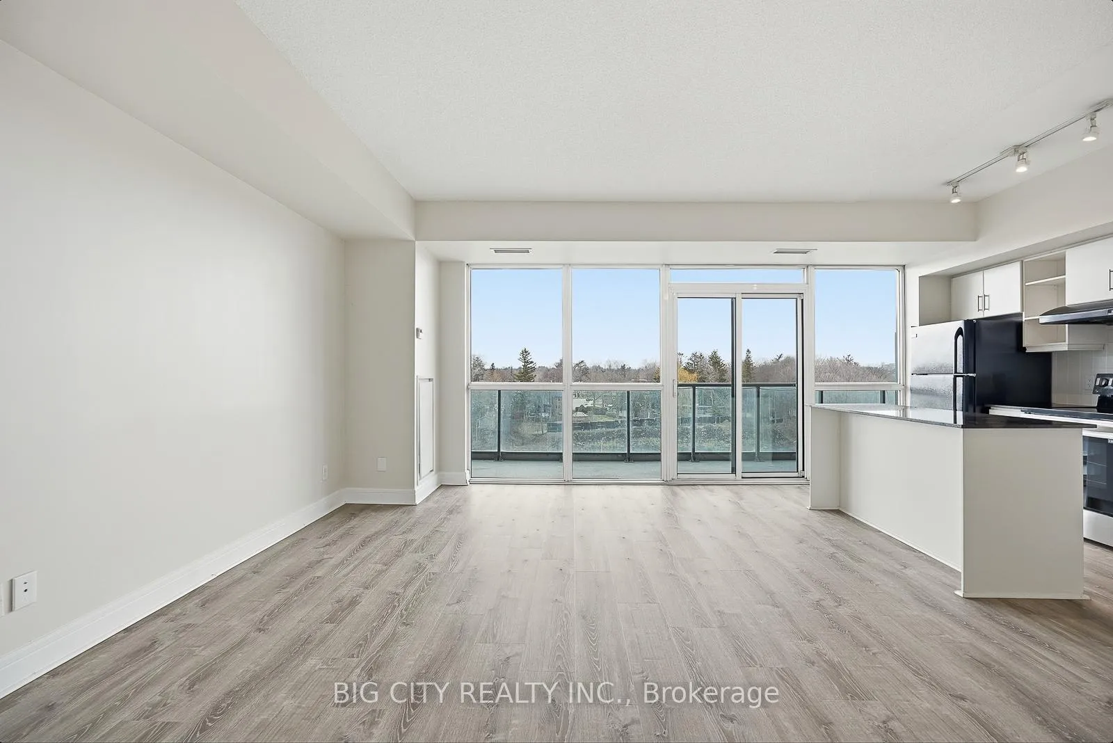 Photo 10 of Unit 403, 35 Brian Peck Crescent, Toronto, Leaside — HOMEH