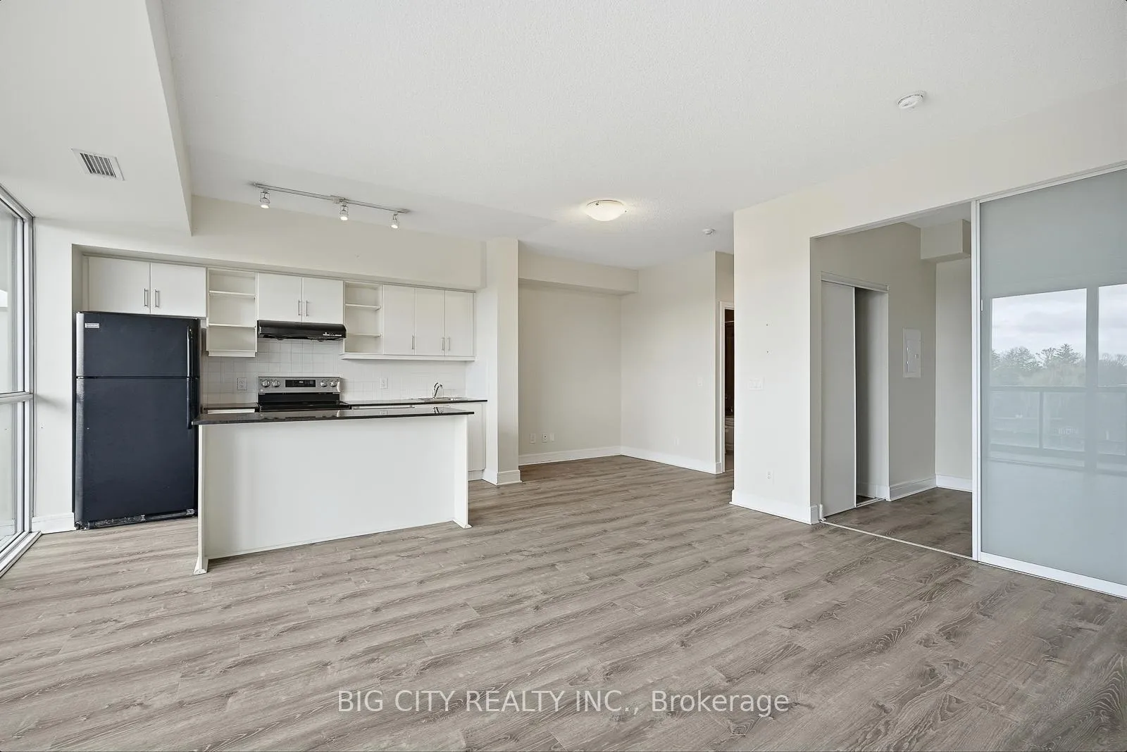 Photo 13 of Unit 403, 35 Brian Peck Crescent, Toronto, Leaside — HOMEH
