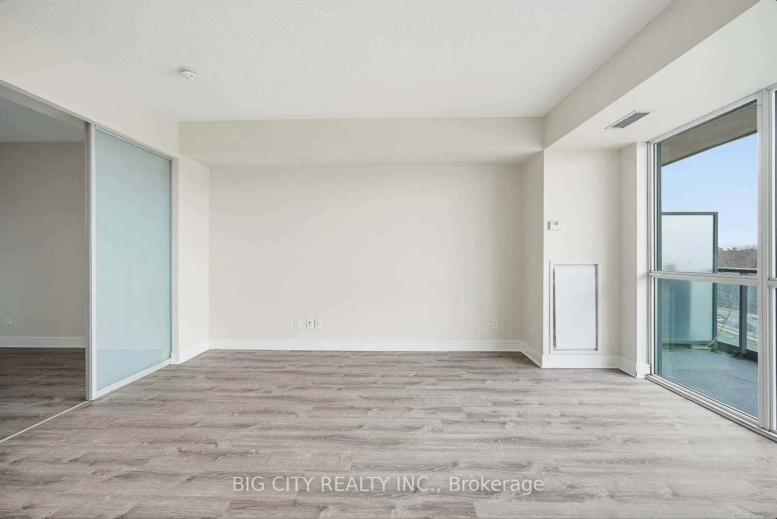 Photo 15 of Unit 403, 35 Brian Peck Crescent, Toronto, Leaside — HOMEH
