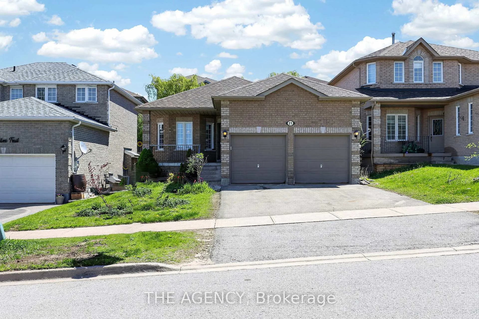 Photo 2 of 21 Silver Trail, Barrie, Ardagh — HOMEH