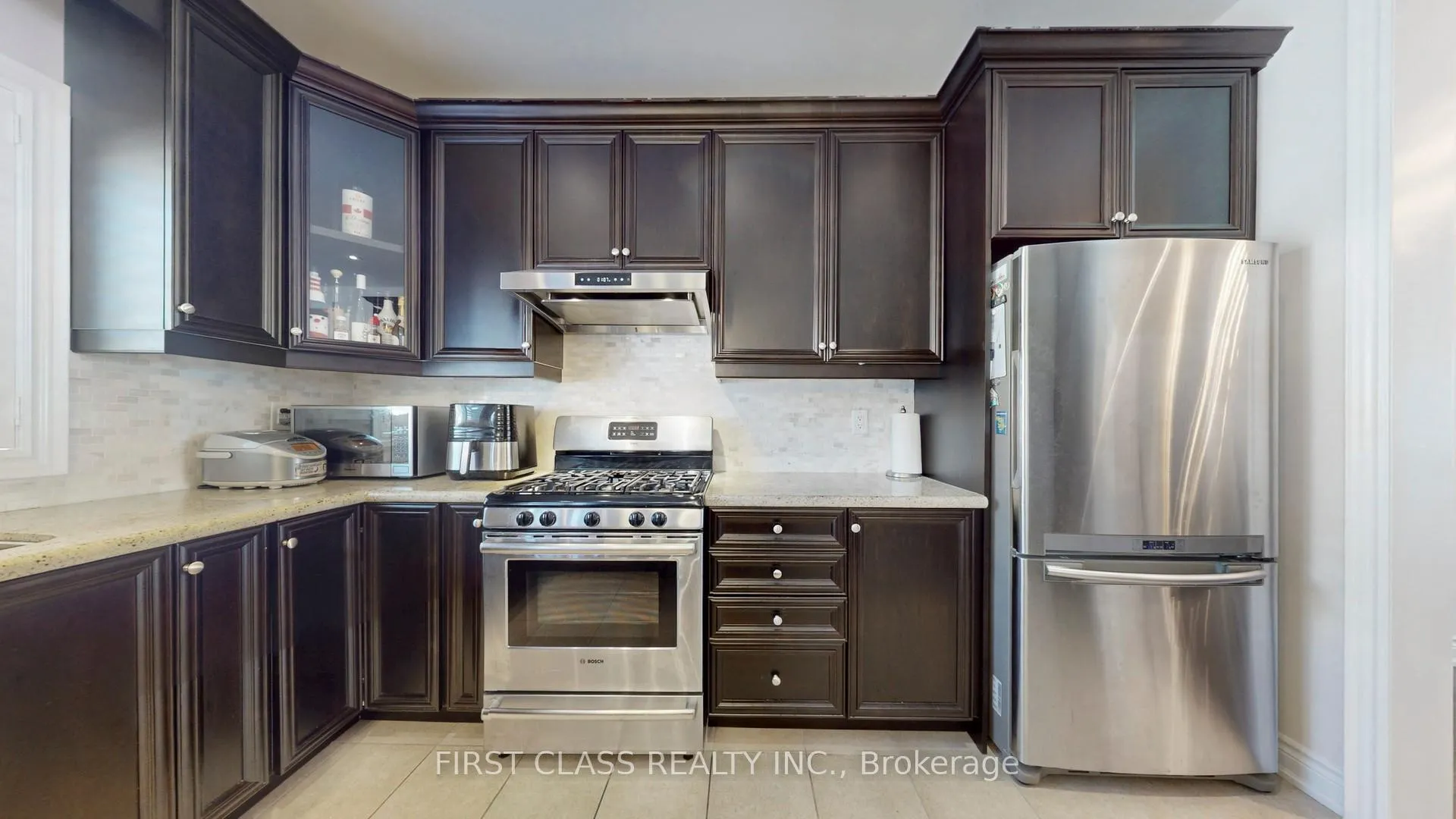 Photo 18 of 93 Royal West Drive, Brampton, Credit Valley — HOMEH