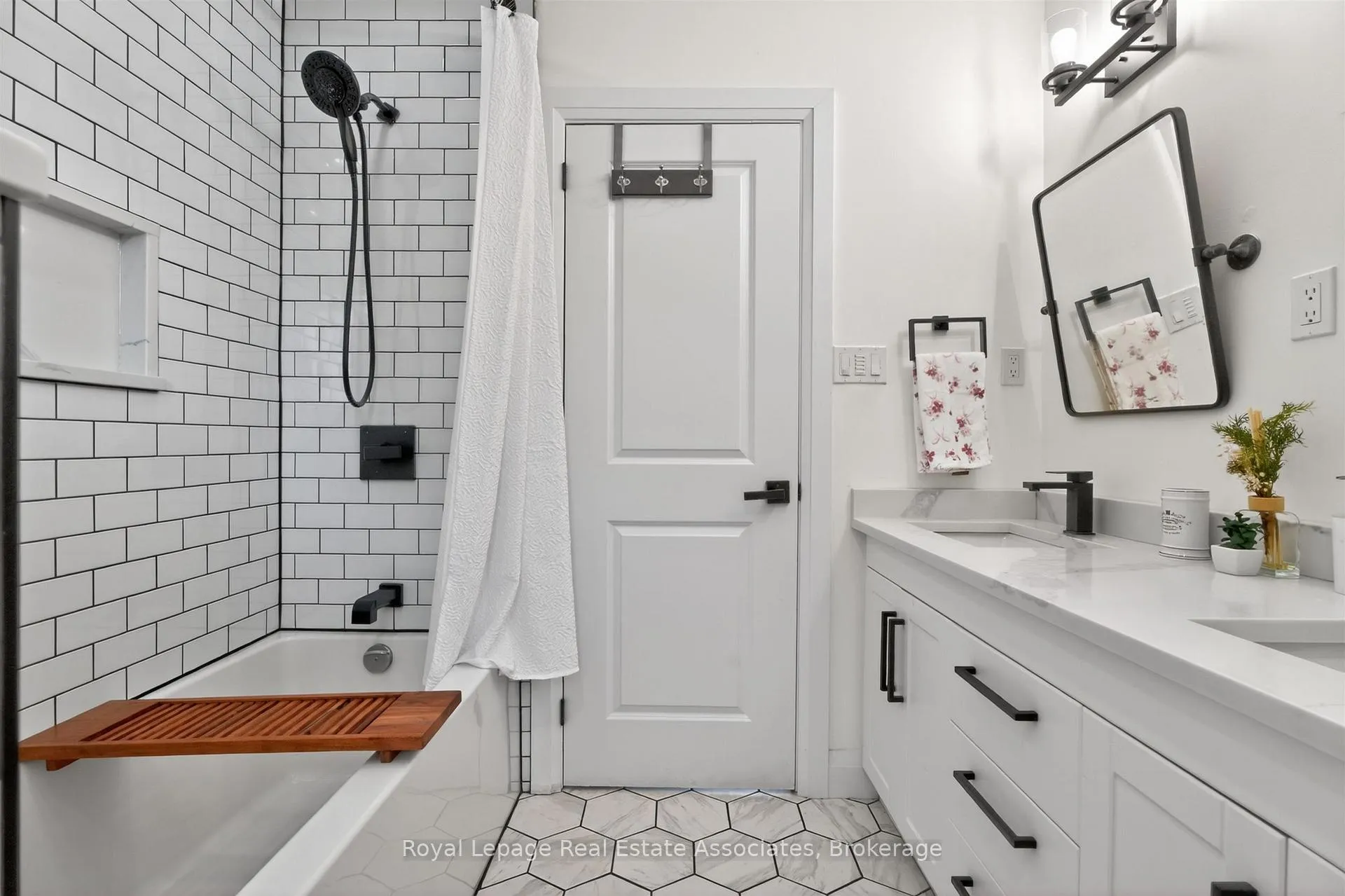 Photo 36 of 382 Nelles Road N, Grimsby, Grimsby Beach — HOMEH