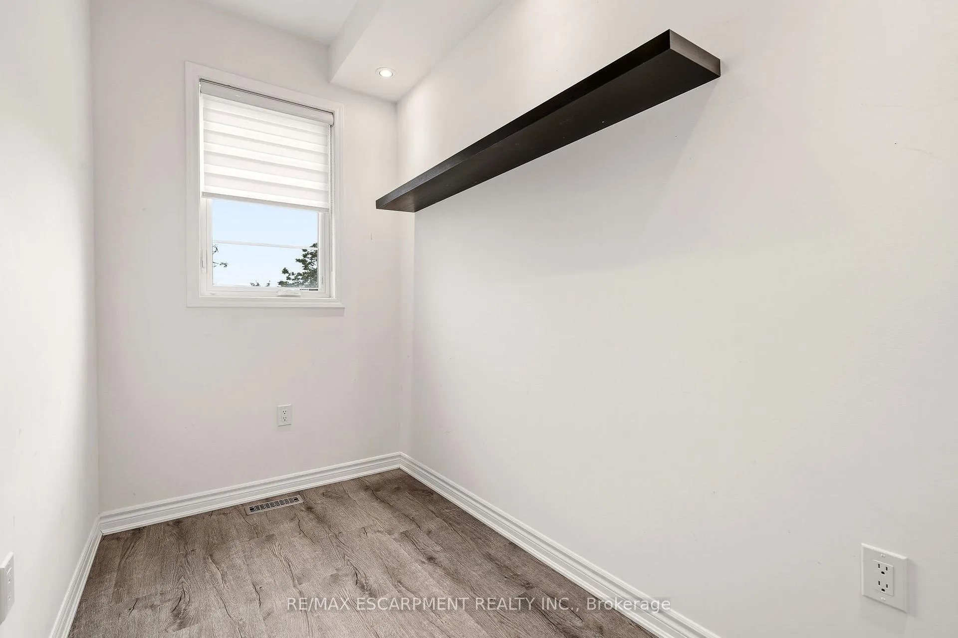 Photo 6 of 1364 Sycamore Garden, Milton, Cobban — HOMEH