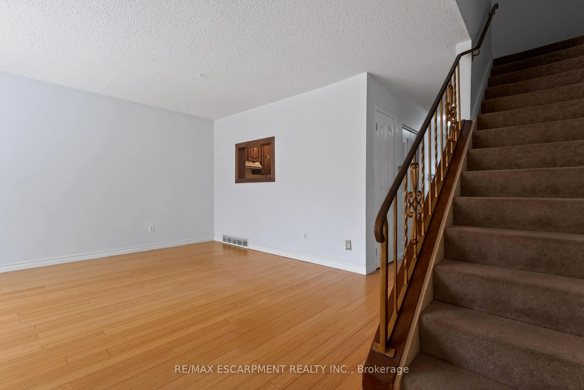 Photo 5 of Unit 31, 2700 Barton Street E, Hamilton, Riverdale — HOMEH