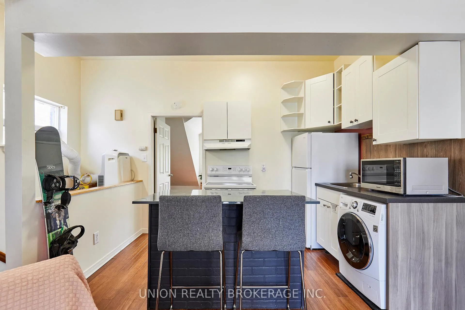 Photo 3 of Unit 3rd Floor, 92 Dixon Avenue, Toronto, The Beaches — HOMEH