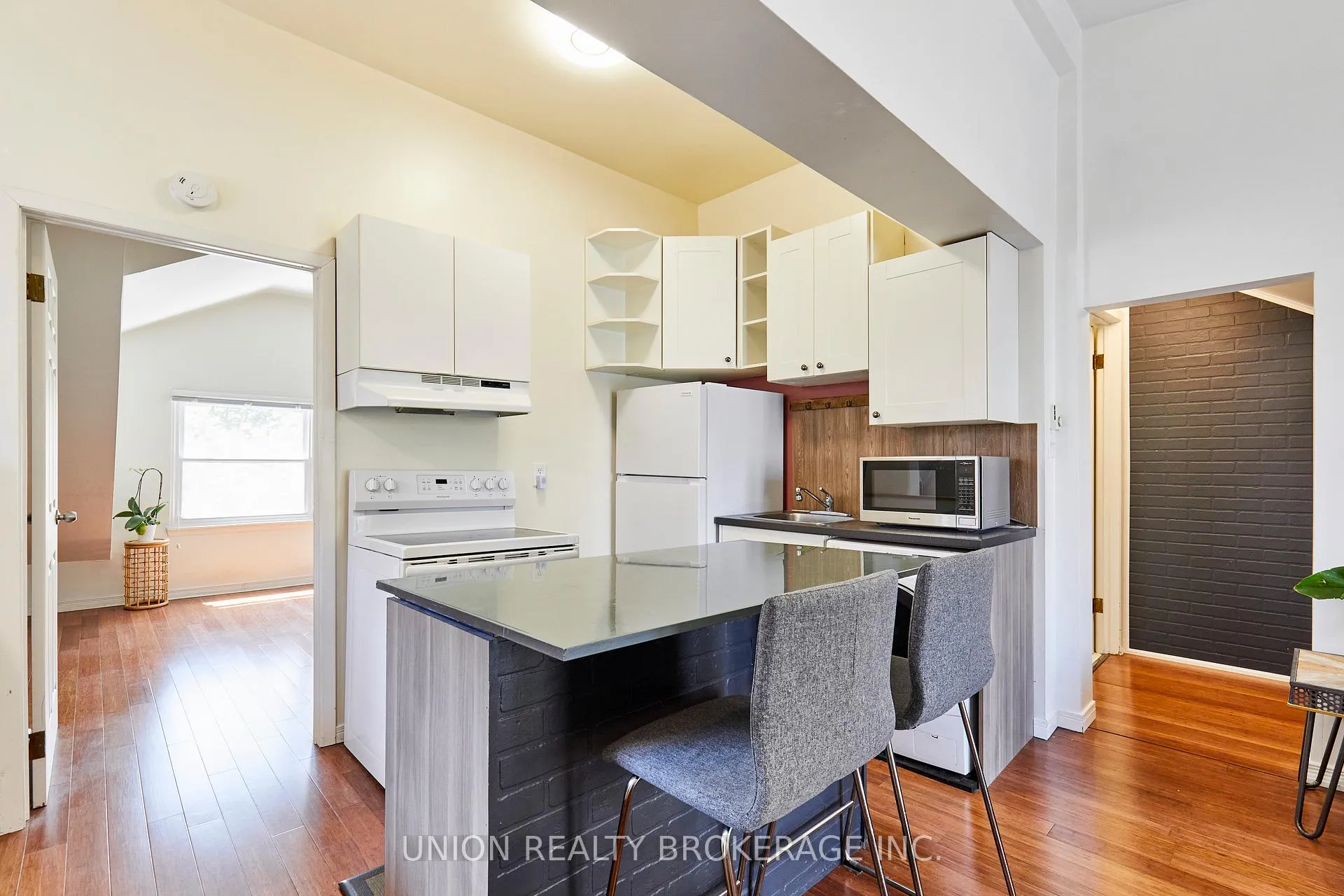 Photo 4 of Unit 3rd Floor, 92 Dixon Avenue, Toronto, The Beaches — HOMEH