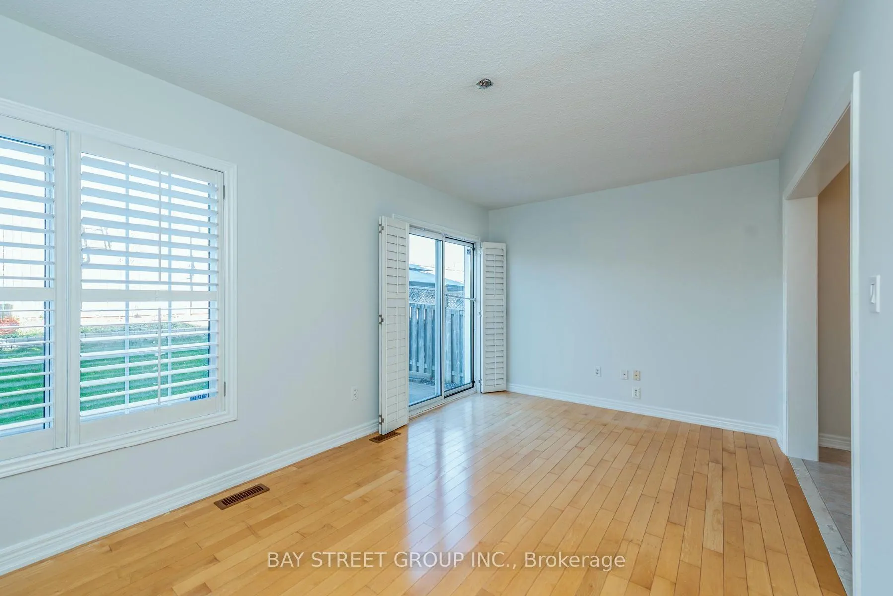 Photo 8 of 130 Royal Appian Crescent, Vaughan, Patterson — HOMEH