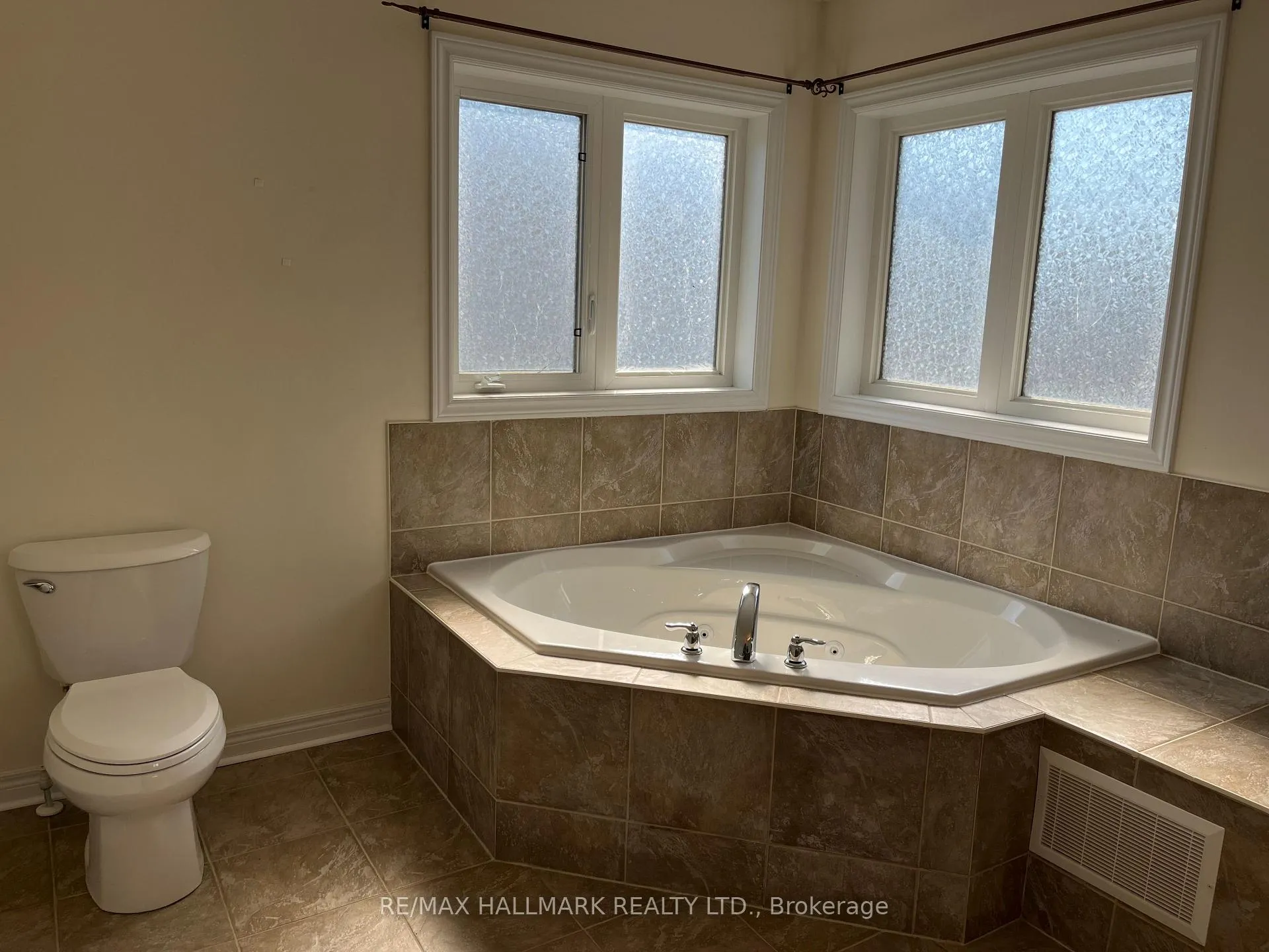 Photo 11 of 117 James Govan Drive, Whitby, Port Whitby — HOMEH