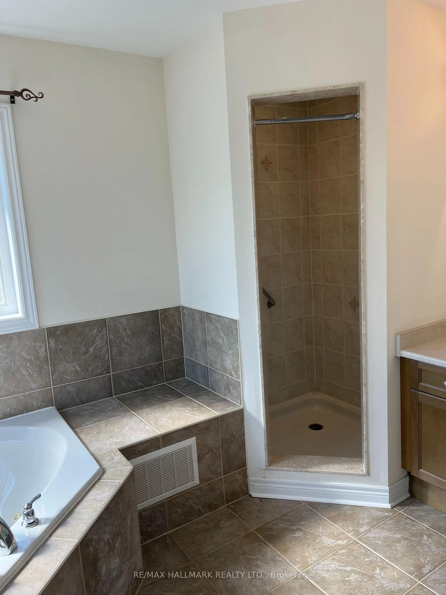Photo 12 of 117 James Govan Drive, Whitby, Port Whitby — HOMEH