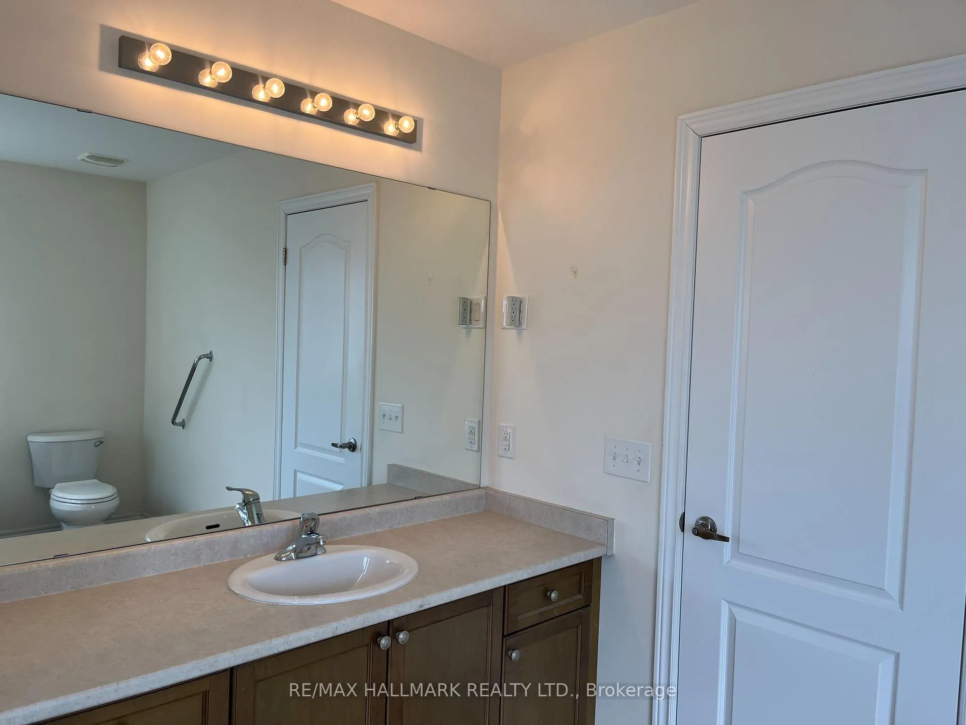 Photo 13 of 117 James Govan Drive, Whitby, Port Whitby — HOMEH