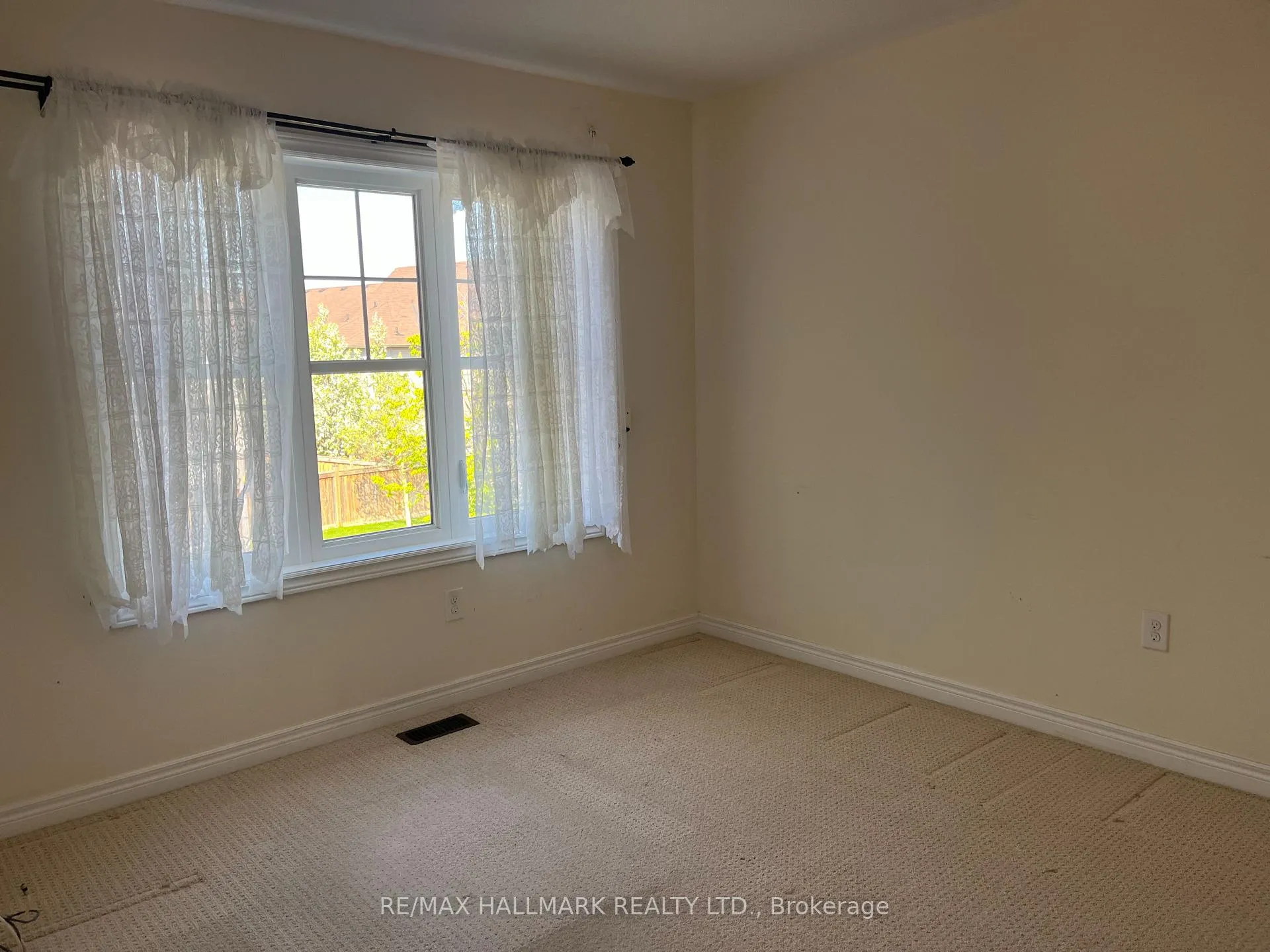Photo 16 of 117 James Govan Drive, Whitby, Port Whitby — HOMEH