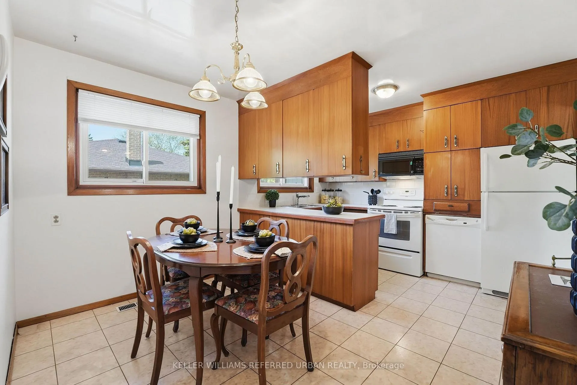 Photo 3 of 318 Marion Avenue, Oshawa, McLaughlin — HOMEH