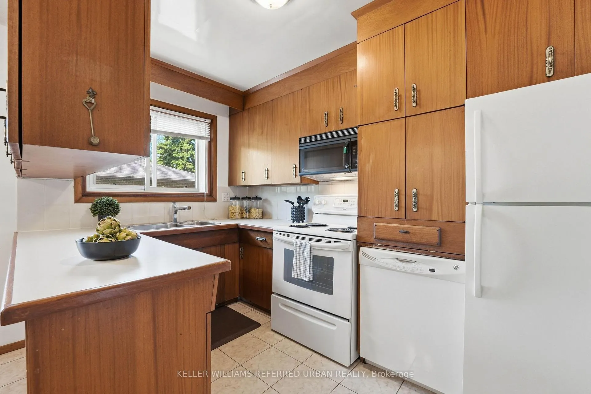 Photo 6 of 318 Marion Avenue, Oshawa, McLaughlin — HOMEH