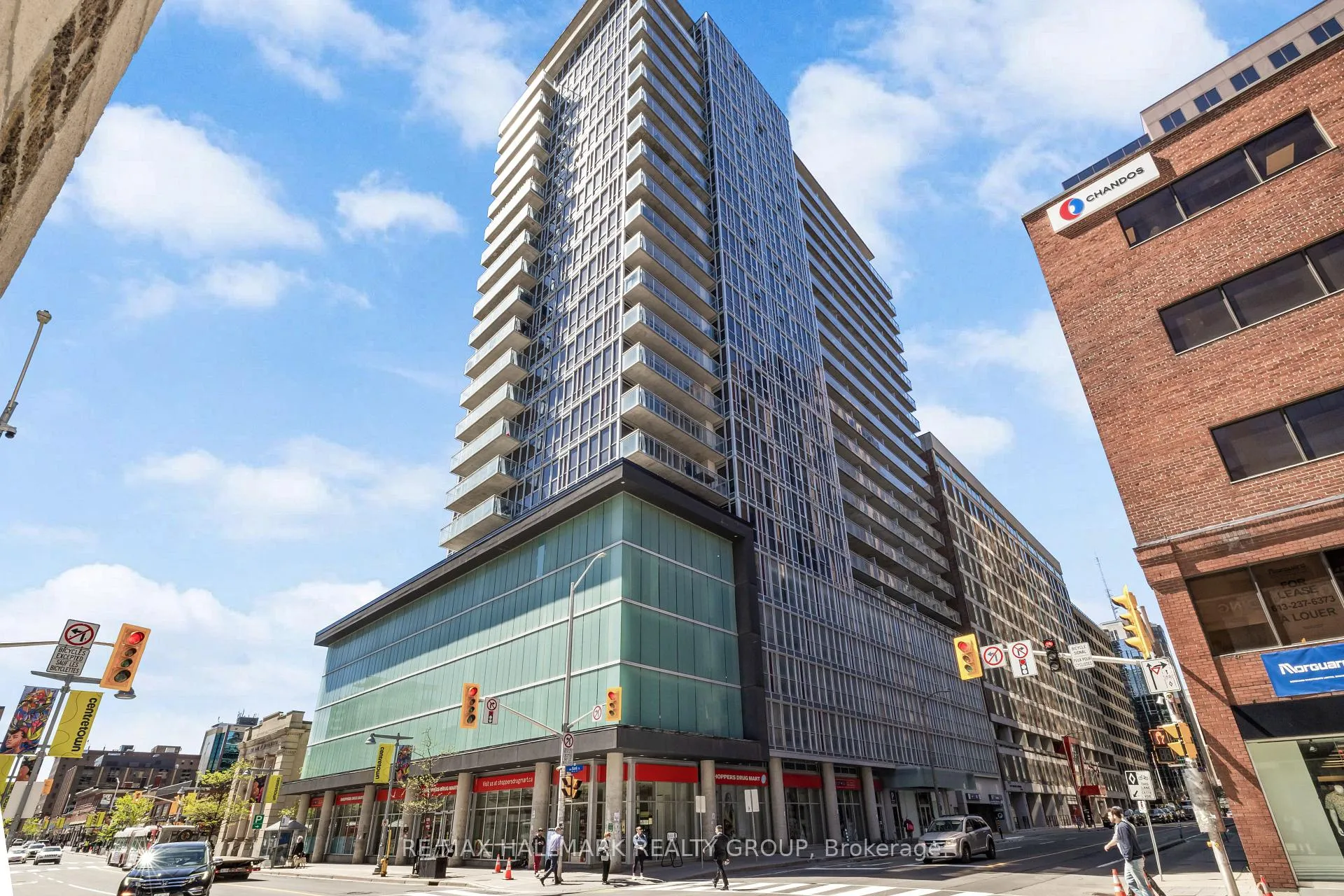 Front of Unit 1804, 324 Laurier Avenue W