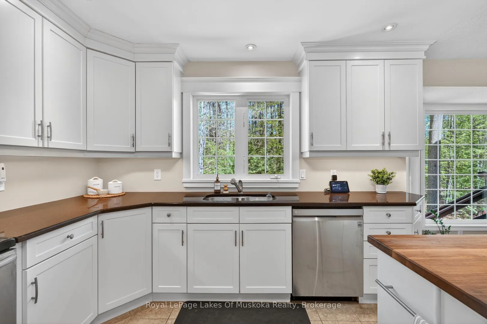 Photo 14 of 19 The Granite Bluff, Bracebridge, Macaulay — HOMEH