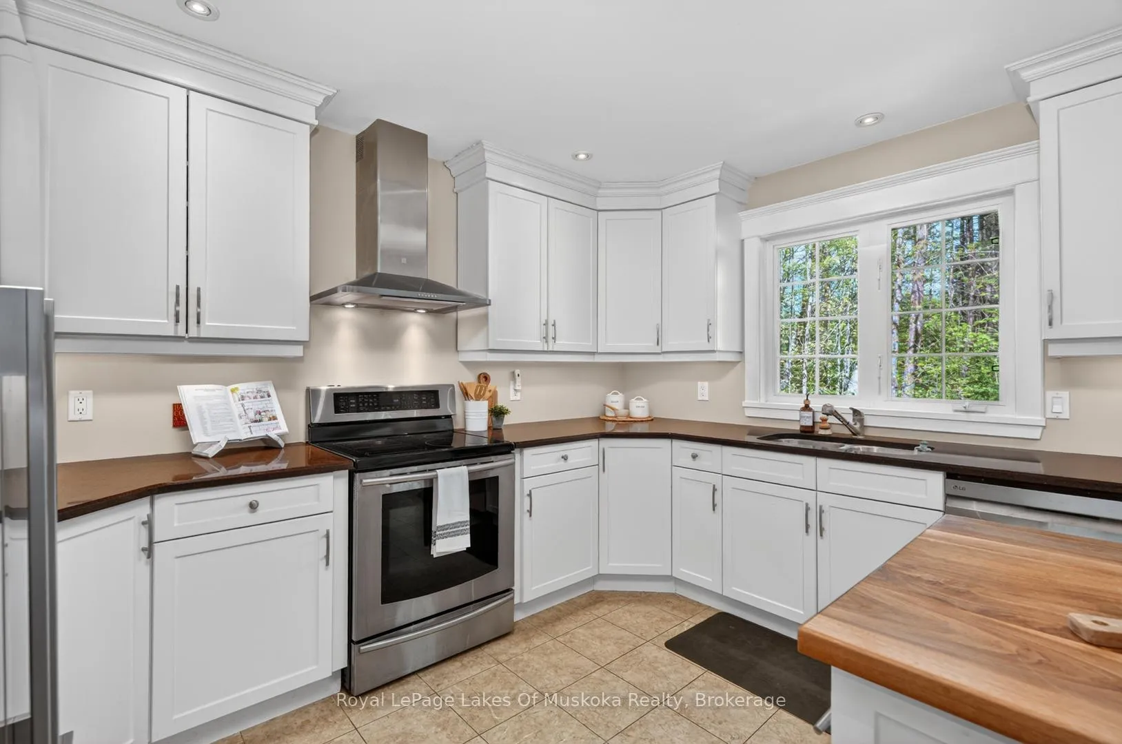 Photo 15 of 19 The Granite Bluff, Bracebridge, Macaulay — HOMEH
