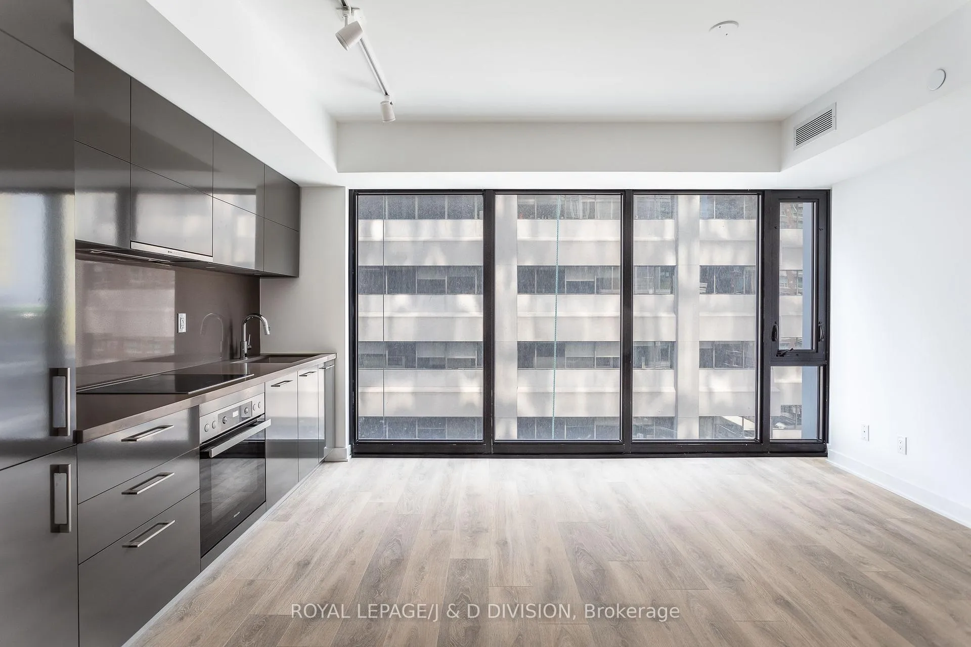 Photo 5 of Unit 607, 188 Cumberland Street, Toronto, The Annex — HOMEH