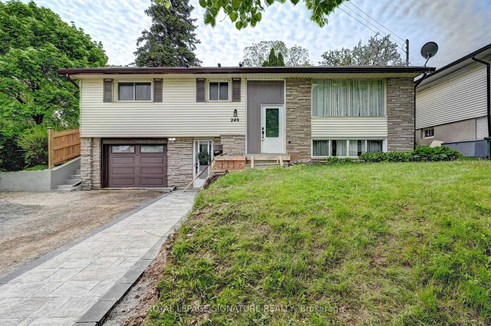 Photo 2 of 240 Stonybrook Drive, Kitchener — HOMEH
