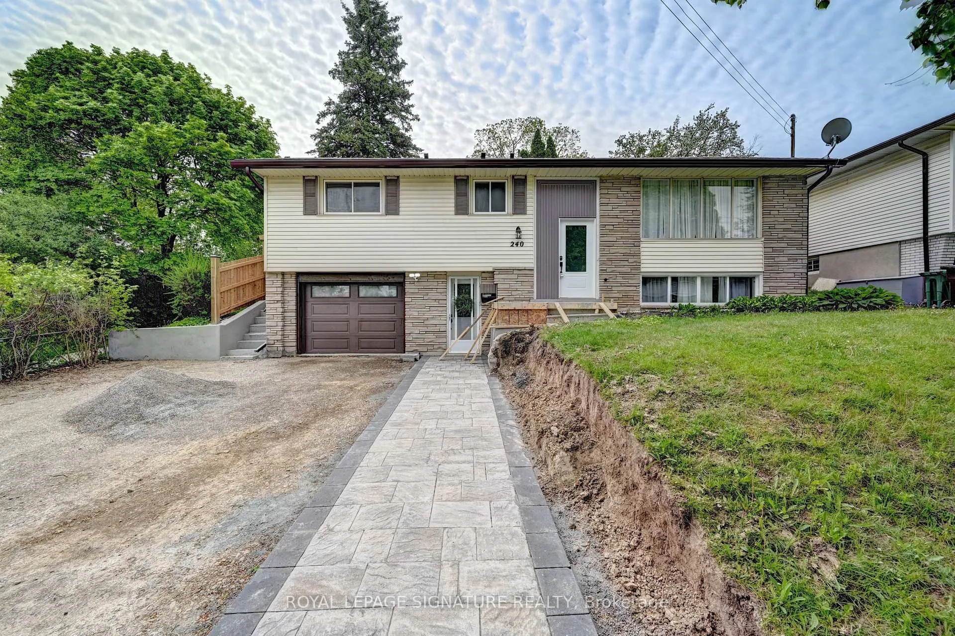 Photo 3 of 240 Stonybrook Drive, Kitchener — HOMEH