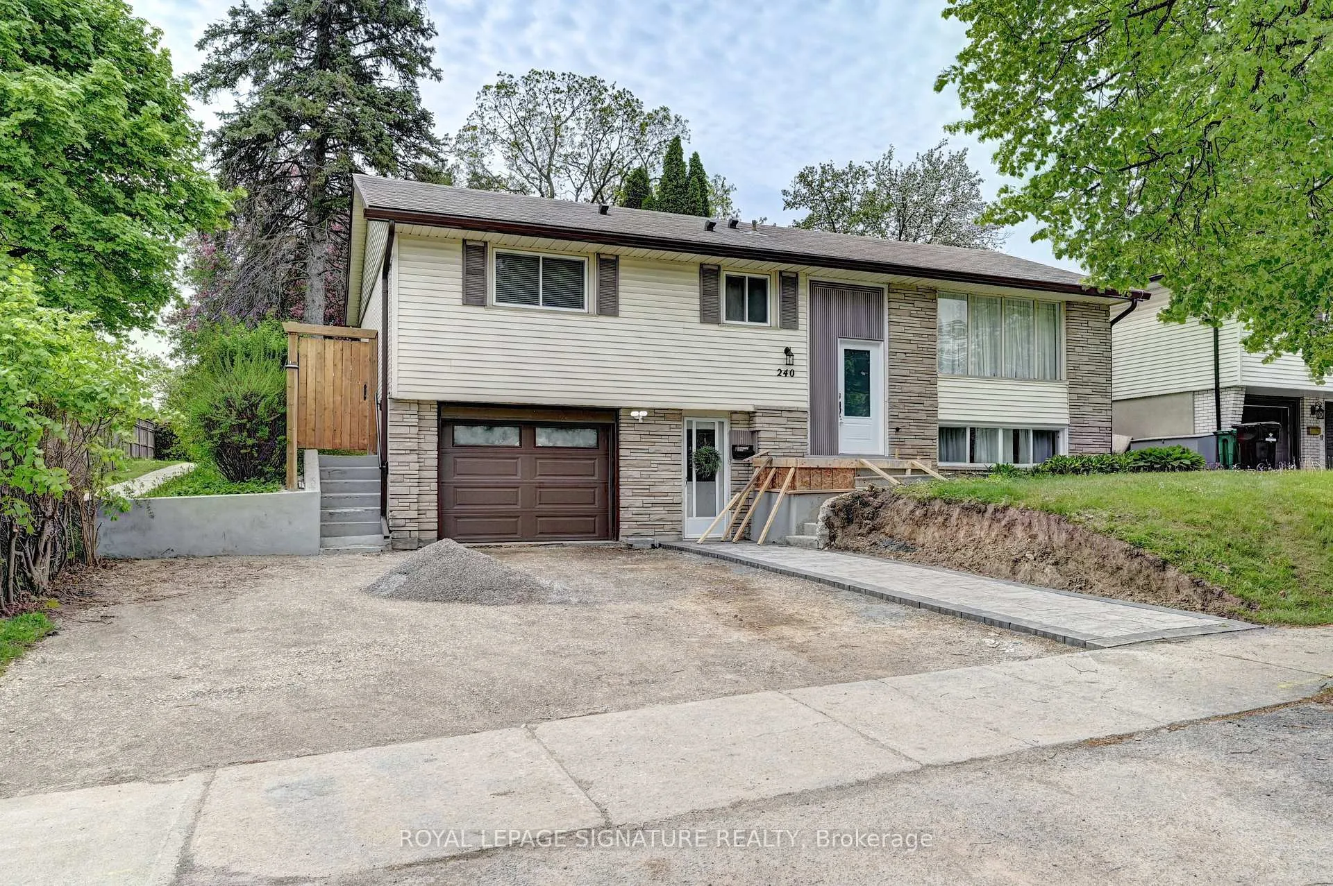 Photo 4 of 240 Stonybrook Drive, Kitchener — HOMEH