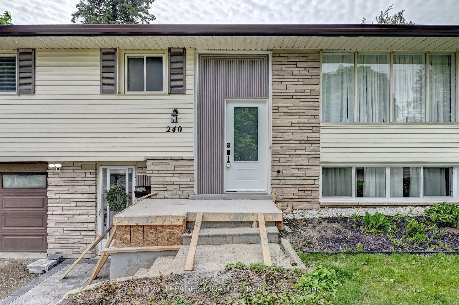 Photo 5 of 240 Stonybrook Drive, Kitchener — HOMEH
