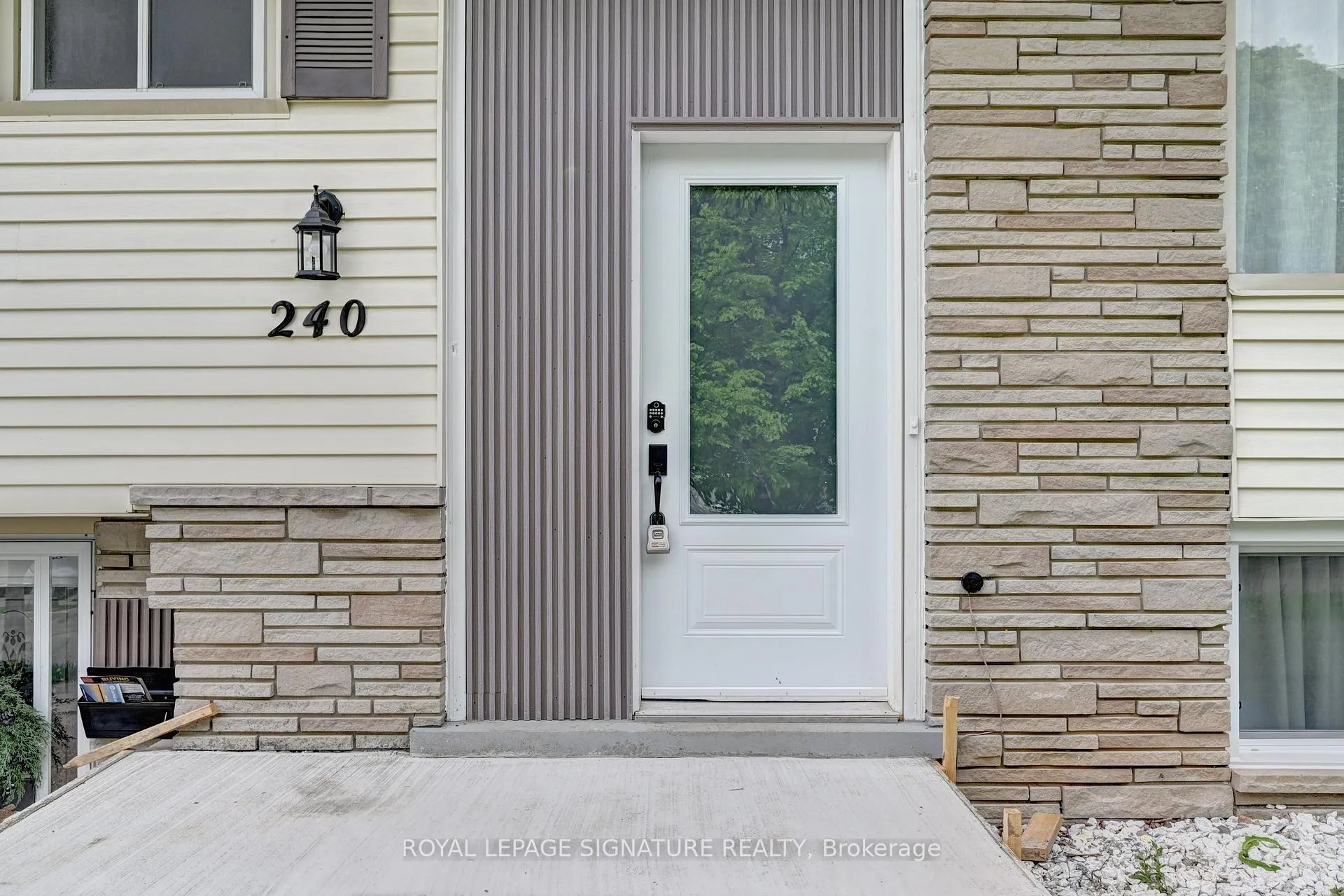 Photo 6 of 240 Stonybrook Drive, Kitchener — HOMEH