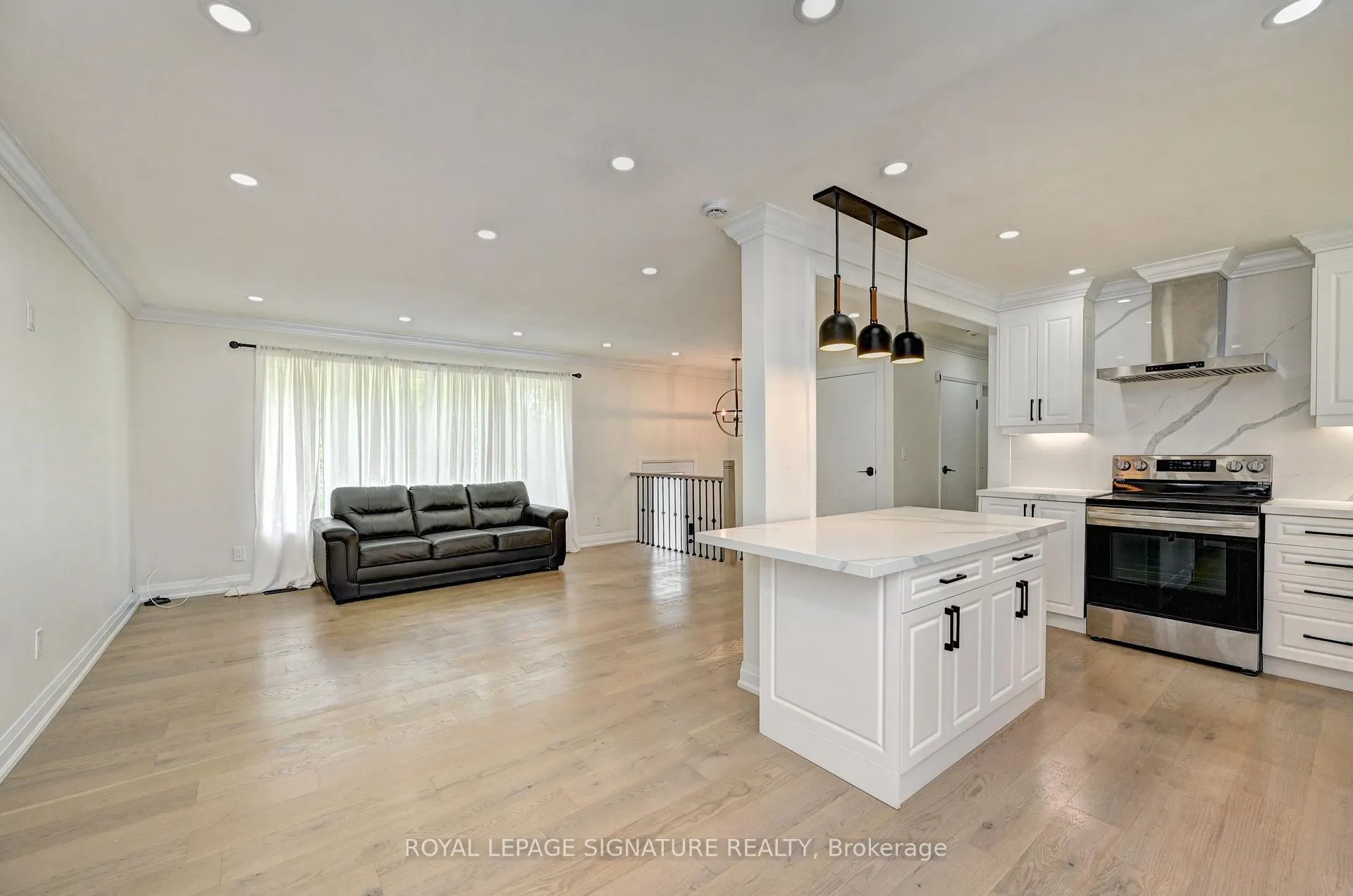 Photo 12 of 240 Stonybrook Drive, Kitchener — HOMEH