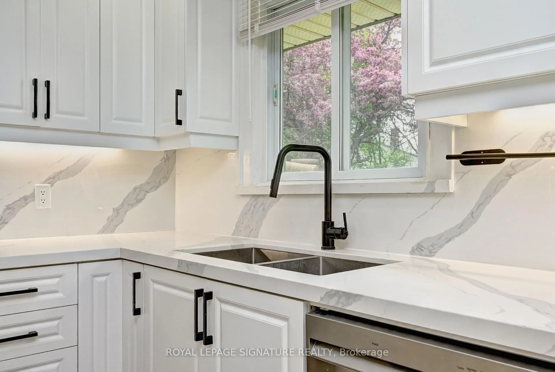 Photo 23 of 240 Stonybrook Drive, Kitchener — HOMEH