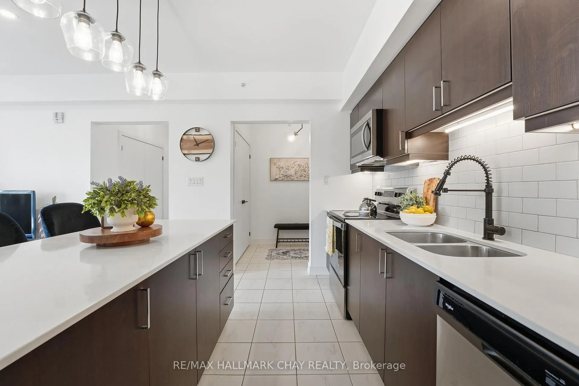 Photo 4 of Unit 406, 5 Chef Lane, Barrie, Rural Barrie Southeast — HOMEH