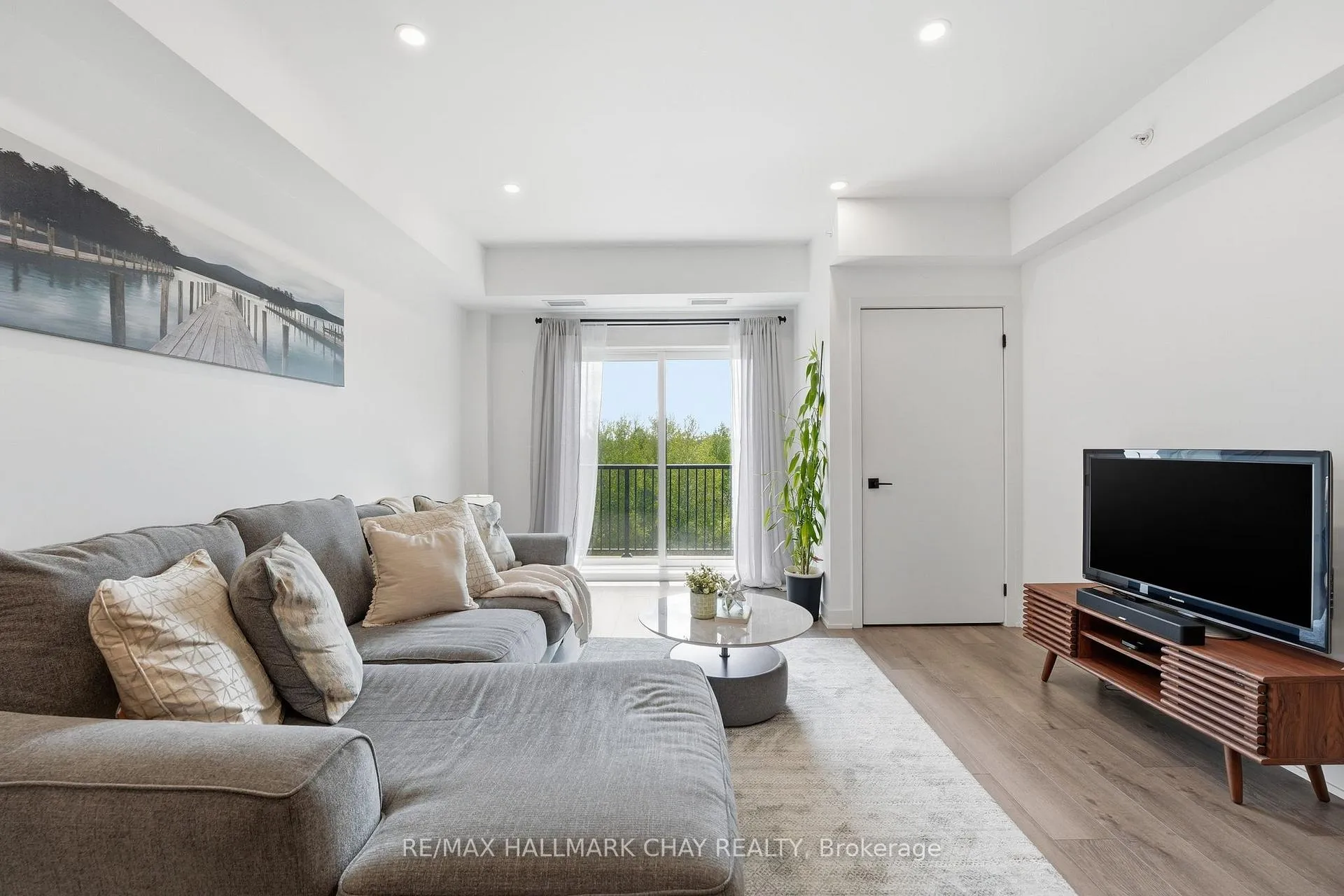 Photo 8 of Unit 406, 5 Chef Lane, Barrie, Rural Barrie Southeast — HOMEH