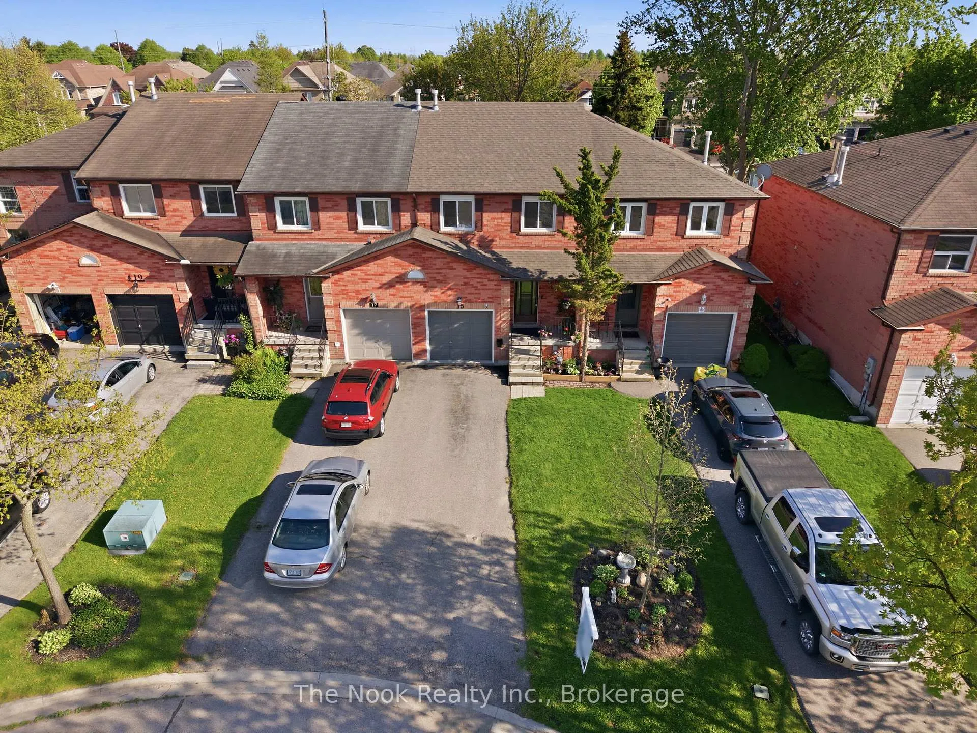 Photo 2 of 15 Chance Court, Clarington, Bowmanville — HOMEH