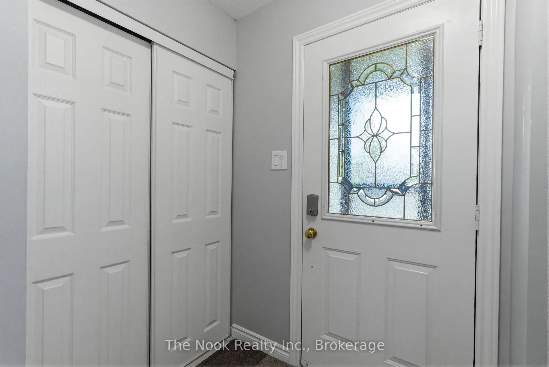 Photo 4 of 15 Chance Court, Clarington, Bowmanville — HOMEH