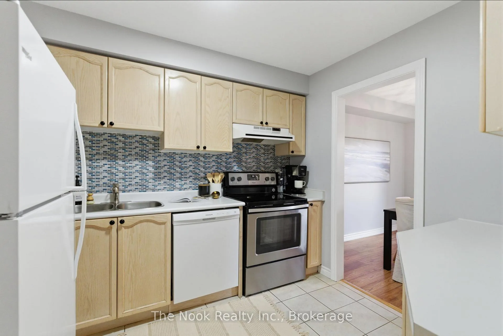 Photo 7 of 15 Chance Court, Clarington, Bowmanville — HOMEH