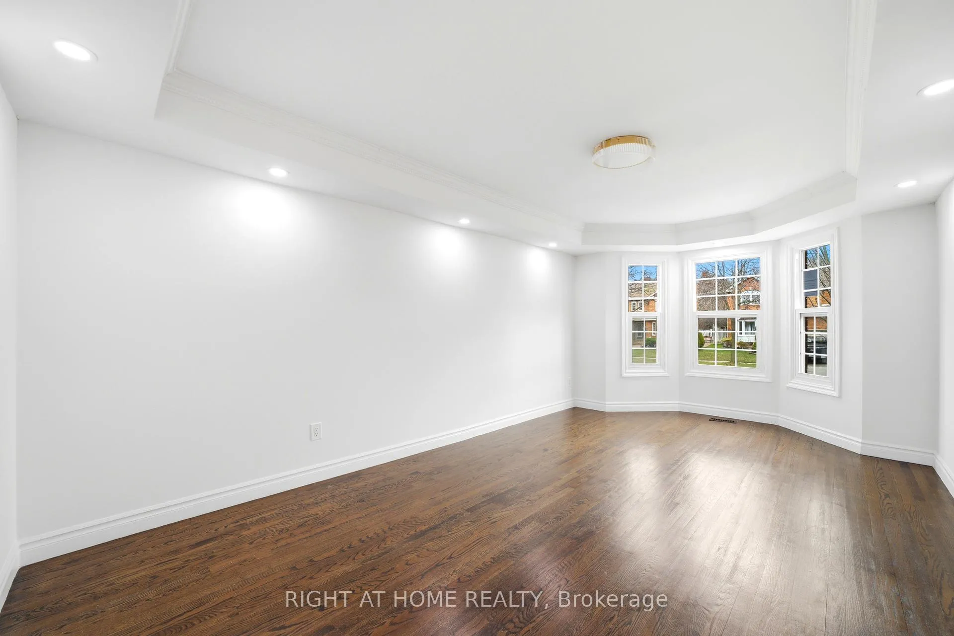 Photo 4 of 36 Ravenview Drive, Whitby, Rolling Acres — HOMEH
