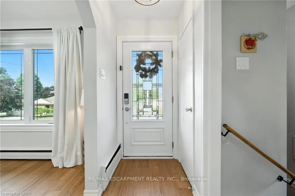Photo 4 of 48 Brentwood Drive, Hamilton, Stoney Creek — HOMEH