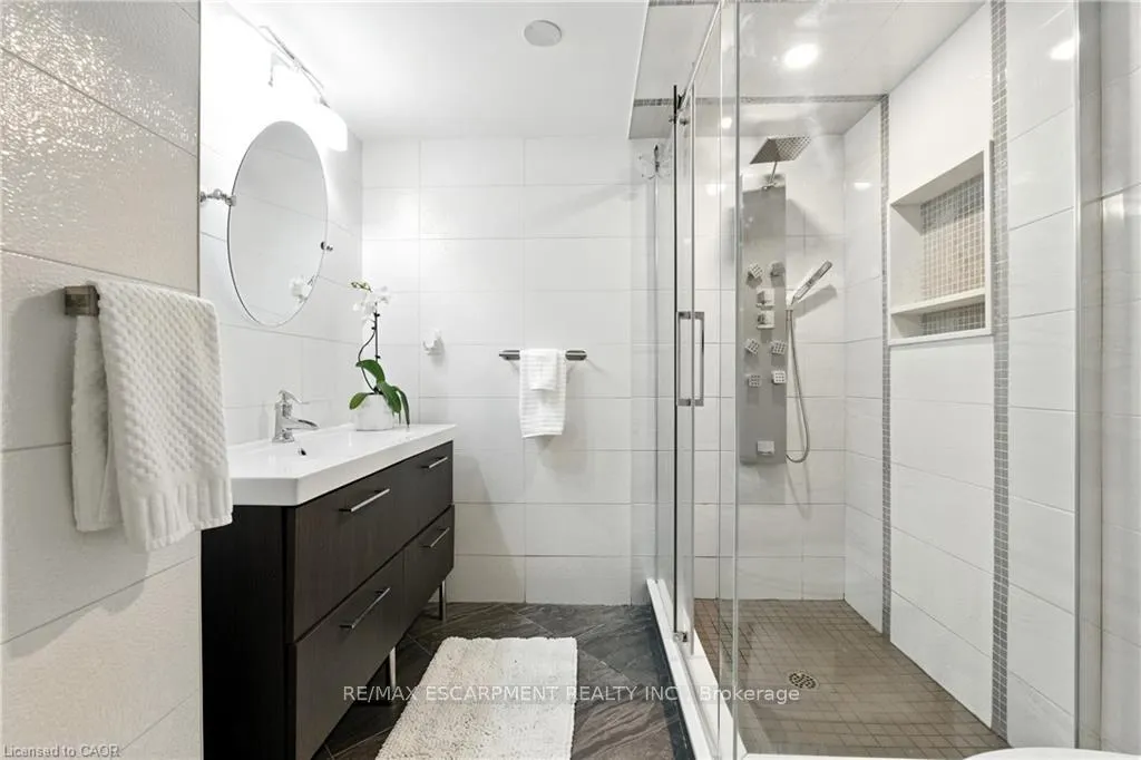 Photo 19 of 48 Brentwood Drive, Hamilton, Stoney Creek — HOMEH